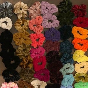 Selling my scrunchies!!😁😁 PLS BUY and read the⬇️